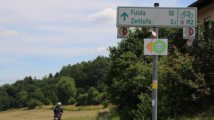 In Altengronau beginnt die ehemalige Bahnstrecke. Doch ein Hinweis auf den Radweg fehlt. Foto: Ulrike Müller