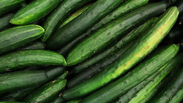 Unter anderem Gurken sollen beim Entwässern helfen.