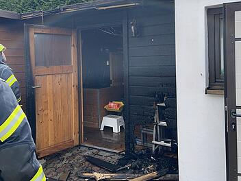 Brand im Kreis Kulmbach: Aufmerksame Nachbarin versucht, Feuer zu löschen