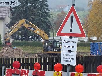 Eine alte Scheune wurde im Bad Bockleter Skulpturengarten abgerissen. Auf dem Gelände soll ein Netto-Markt entstehen.  Foto: Björn Hein