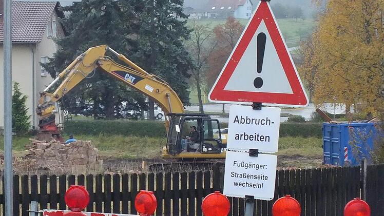 Eine alte Scheune wurde im Bad Bockleter Skulpturengarten abgerissen. Auf dem Gelände soll ein Netto-Markt entstehen.  Foto: Björn Hein