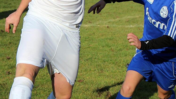Dettelbachs Abwehrspieler Mario Hock kommt nicht mehr an den Spielführer des TSV Rottendorf Julian Weber heran, der abzieht und das 3:0 für seine Elf erzielt. In der U15- Kreisklasse unterlag DuO dem Spitzenreiter mit 0:7.