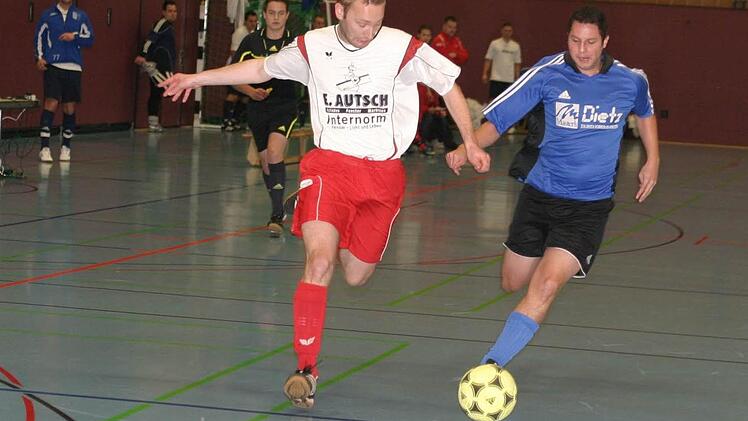 Der Heilgersdorfer Maxi Zapf (weiß) setzt sich im Laufduell gegen den Unterpreppacher Schmitt durch und zieht ab, doch verfehlt er aus spitzem Winkel das Gehäuse.
