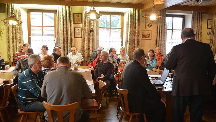 Proppenvoll war der Gastraum der alten Schule.