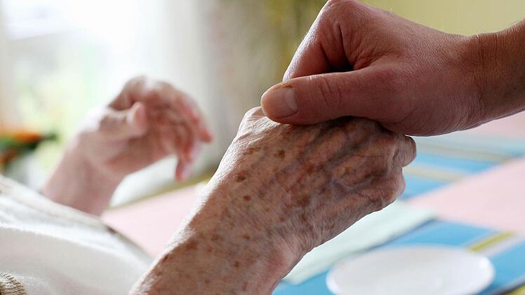 Wer pflegebedürftig ist, baucht besonders viel Zuwendung. Foto: Archiv/dpa