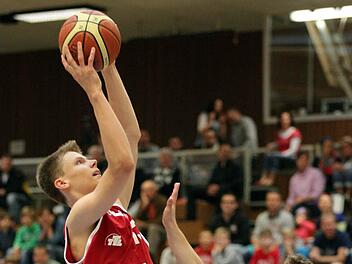Maximilian Kapp (l.) ist eins der verheißungsvollen Talente des Bamberger Basketballprogramms. Er stand auch im JBBL-Kader des TSV Tröster Breitengüßbach, der sich jüngst in Quakenbrück die deutsche Vizemeisterschaft erspielte. Foto: sportpress