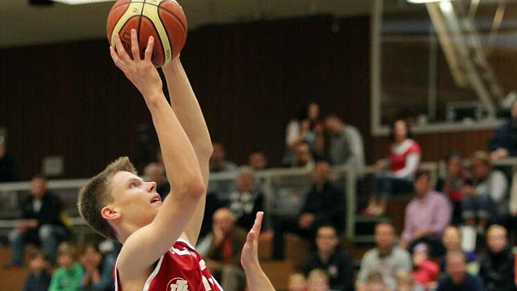 Maximilian Kapp (l.) ist eins der verheißungsvollen Talente des Bamberger Basketballprogramms. Er stand auch im JBBL-Kader des TSV Tröster Breitengüßbach, der sich jüngst in Quakenbrück die deutsche Vizemeisterschaft erspielte. Foto: sportpress
