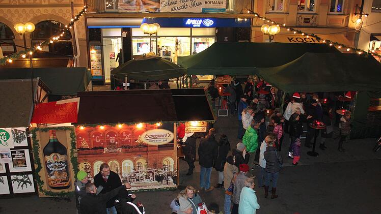 Vor allem mittags und nach Feierabend werden die Gastronomiestände gut angenommen.  Foto: Mäuser