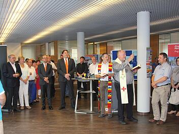 Pater Rudolf Theiler nahm zusammen mit Pfarrer Bernd Grosser die Einweihung vor. Foto: Ralf Kestel