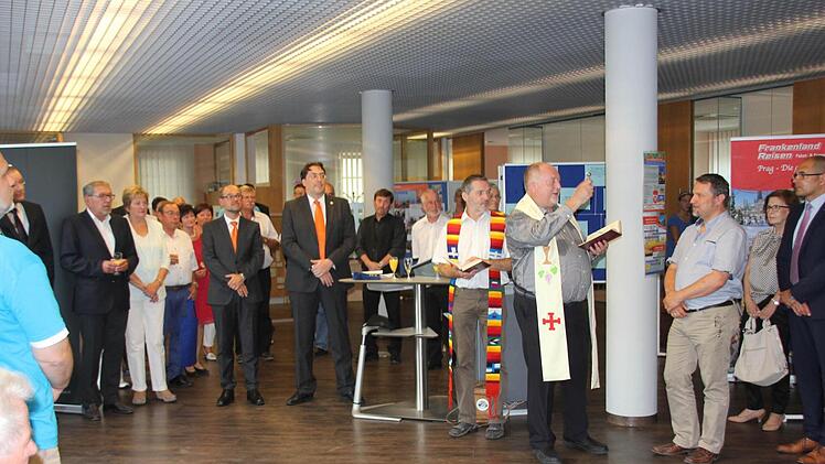 Pater Rudolf Theiler nahm zusammen mit Pfarrer Bernd Grosser die Einweihung vor. Foto: Ralf Kestel