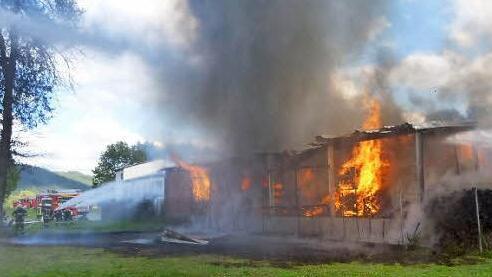 Die Halle brannte beim Eintreffen der Feuerwehren lichterloh.  Foto: Stefan Wicklein