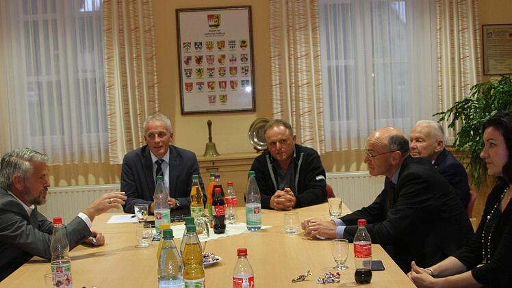 B&uuml;rgermeister G&uuml;nter Pfeiffer (Zweiter von  links) mit Bezirksrat Thomas Habermann (nicht mehr im Bild) und MdL Steffen Vogel (links) sowie Staatssekret&auml;rin Dorothee B&auml;r, Staatssekret&auml;r a.D. Dr. Albert Meyer und Landrat Wilhelm Schneider (von rechts) im Gespr&auml;ch.