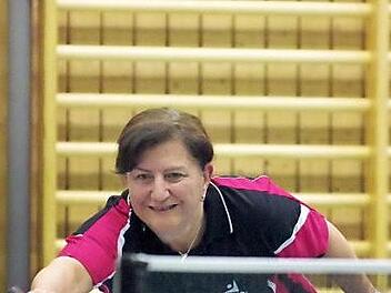 Knapp an der Meisterschaft in der Damen-Bezirksklasse B schlitterte der TSV Ludwigsstadt vorbei. Ausschlaggebend war die 4:6-Niederlage im letzten Saisonspiel beim TSV Teuschnitz II. In dieser Partie gewann die Ludwigsstädterin Petra Donner (Bild) das Doppel mit Regina Hutschenreuther und mit ihrem Einzelsieg verkürzte sie zum zwischenzeitlichen 3:5.  Foto: Hans Franz