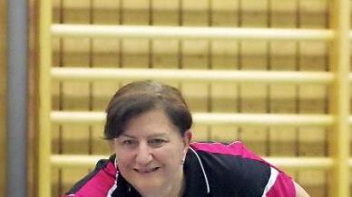 Knapp an der Meisterschaft in der Damen-Bezirksklasse B schlitterte der TSV Ludwigsstadt vorbei. Ausschlaggebend war die 4:6-Niederlage im letzten Saisonspiel beim TSV Teuschnitz II. In dieser Partie gewann die Ludwigsstädterin Petra Donner (Bild) das Doppel mit Regina Hutschenreuther und mit ihrem Einzelsieg verkürzte sie zum zwischenzeitlichen 3:5.  Foto: Hans Franz