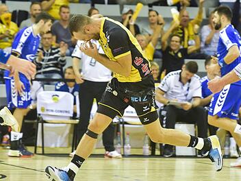 Ein Auf und Ab erlebt Florian Billek in dieser Saison. Während es in der HUK-Arena vor eigenem Publikum wie am Schnürchen läuft, hat der Rechtsaußen in fremden Hallen so seine Probleme. Vor allem vom Strich! Die beiden verworfenen Siebenmeter in Hüttenberg - einer davon in der Schlussminute beim Stande von 22:22 - waren mitentscheidend für die ärgerliche Niederlage.  Foto: Hagen Lehmann