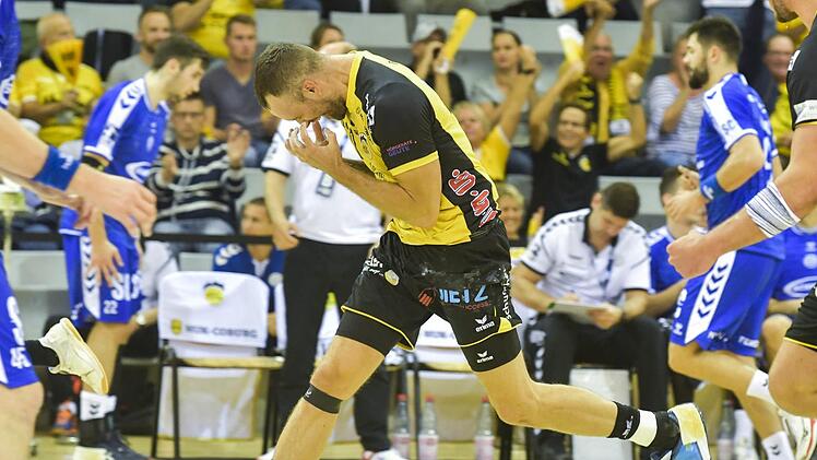 Ein Auf und Ab erlebt Florian Billek in dieser Saison. Während es in der HUK-Arena vor eigenem Publikum wie am Schnürchen läuft, hat der Rechtsaußen in fremden Hallen so seine Probleme. Vor allem vom Strich! Die beiden verworfenen Siebenmeter in Hüttenberg - einer davon in der Schlussminute beim Stande von 22:22 - waren mitentscheidend für die ärgerliche Niederlage.  Foto: Hagen Lehmann