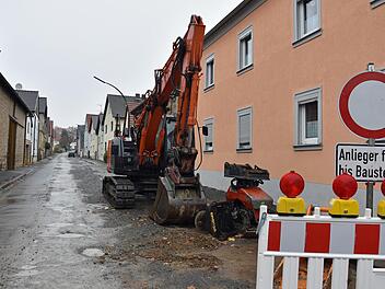 Der Zweckverband zur Wasserversorgung der Theres Gruppe wird derzeit besonders durch Unterhaltungsmaßnahmen gefordert. Im Bild ist die Brunnenstraße in Untertheres zu sehen, wo die Wasserleitung erneuert wird.  Ulrike Langer