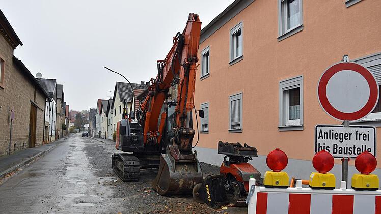Der Zweckverband zur Wasserversorgung der Theres Gruppe wird derzeit besonders durch Unterhaltungsmaßnahmen gefordert. Im Bild ist die Brunnenstraße in Untertheres zu sehen, wo die Wasserleitung erneuert wird.  Ulrike Langer