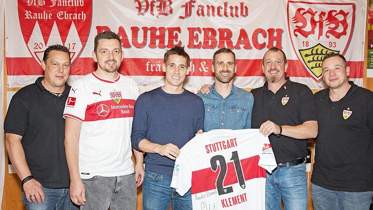 VfB-Profi Philipp Klement (3. v. l.) bei der Weihnachtsfeier Foto: p