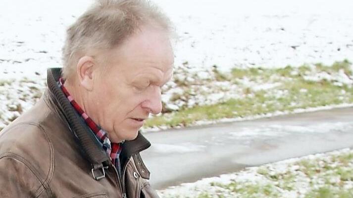 Franz Böhmer beim Auspendeln eines Kraftortes bei Wiesen