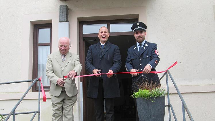 Alt-Bürgermeister Otmar Pfister, Bürgermeister Johannes Krumm und Arbeitskreisleiter und Feuerwehrkommandant Felix Geisel (v. l.) zerschnitten das obligatorische Band mit dem die  Ausstellung eröffnete. Foto: Winfried Ehling