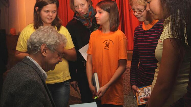 Natürlich kam Paul Maar um Autogramme nicht herum, weil Schüler ihre Bücher sogar von zu Hause mitbrachten.