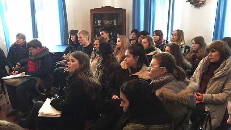 Sehr intensiv war für die internationale Schülergruppe der Workshop im Elie-Wiesel-Geburtshaus. Foto: Sabine Weinbeer