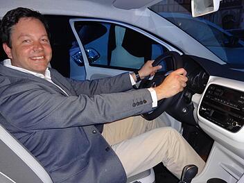 "Ist das noch ein Gaspedal, wenn hinten kein Abgas mehr rauskommt?" Diese Frage konnte Lions-Präsident Alexander Ambros beim Test des Elektroautos nicht abschließend klären. Der Knetzgauer nahm Platz in einem Elektroauto beim Vortrag in Königsberg. Foto: Sabine Weinbeer