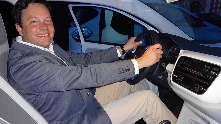 "Ist das noch ein Gaspedal, wenn hinten kein Abgas mehr rauskommt?" Diese Frage konnte Lions-Präsident Alexander Ambros beim Test des Elektroautos nicht abschließend klären. Der Knetzgauer nahm Platz in einem Elektroauto beim Vortrag in Königsberg. Foto: Sabine Weinbeer