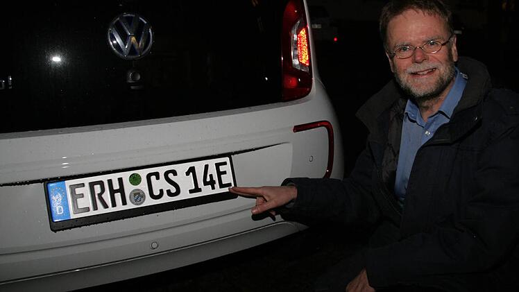 Durch das "E" auf dem Nummernschild genießt Rainer Kuth mit seinem Auto einige Sonderrechte. Foto: Sylvia Hubele