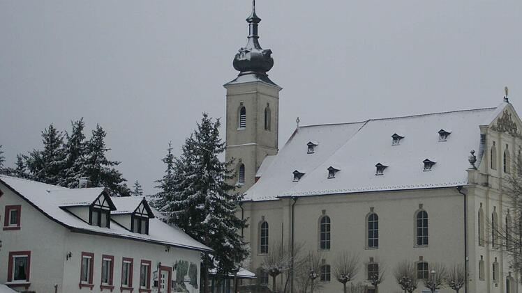 Die Baumaßnahmen der Kirchengemeinde Limbach reißen nicht ab, 2016 wird wohl die Außenrenovierung der Wallfahrtskirche beginnen - früher als zunächst geplant. Das erfuhren die Gäste des Neujahrsempfangs. Die Sanierung wird vorgezogen, da der jüngste Sturm erneut Schäden am Dach verursachte. Fotos: Sabine Weinbeer