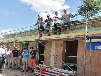Nur wenige Wochen nach dem Spatenstich steht der Richtbaum auf dem Neubau der BRK-Rettungswache in Schorkendorf. Den Richtspruch sprachen die Zimmerleute Robert Rosenbauer, Matthias Knauer, Franz Schubert und Wolfgang Wicklein (von links). Foto: Gabi Arnold