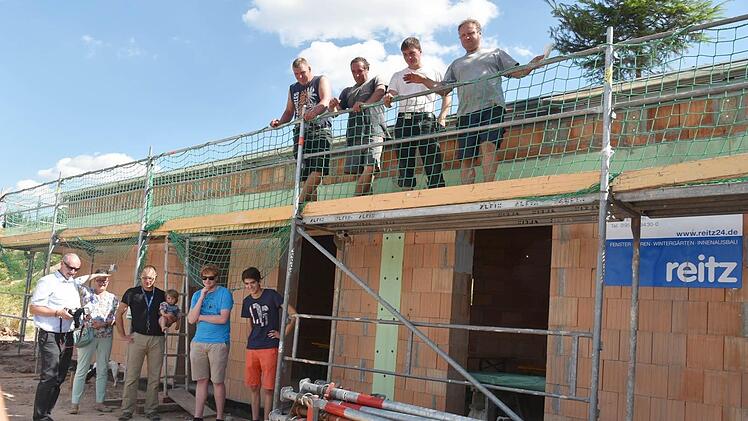 Nur wenige Wochen nach dem Spatenstich steht der Richtbaum auf dem Neubau der BRK-Rettungswache in Schorkendorf. Den Richtspruch sprachen die Zimmerleute Robert Rosenbauer, Matthias Knauer, Franz Schubert und Wolfgang Wicklein (von links). Foto: Gabi Arnold
