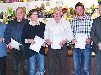 Der Obst- und Gartenbauverein Burgebrach zeichnete eine Reihe von Mitgliedern für ihre langjährige Zugehörigkeit aus. Foto: Edda Leibach