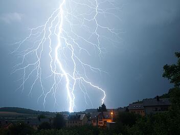 Am Dienstagabend sind wieder Gewitter möglich. Foto: Jürgen Veits, dpa