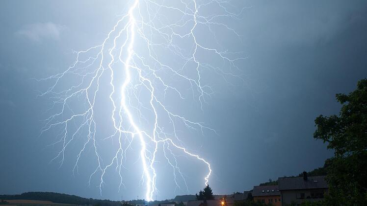 Am Dienstagabend sind wieder Gewitter möglich. Foto: Jürgen Veits, dpa
