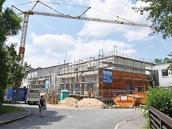 Zurzeit läuft ein großes Bauprojekt an der Juraklinik in Scheßlitz mit drei OP-Sälen, Aufwachraum mit zwölf Betten, Neu-/Umbau der Zentralaufnahme und Schockraum. Die Gesamtfertigstellung ist für Ende 2018 vorgesehen, der OP-Bereich soll bereits im Januar 2018 in Betrieb gehen.  Archivbild: Ronald Rinklef