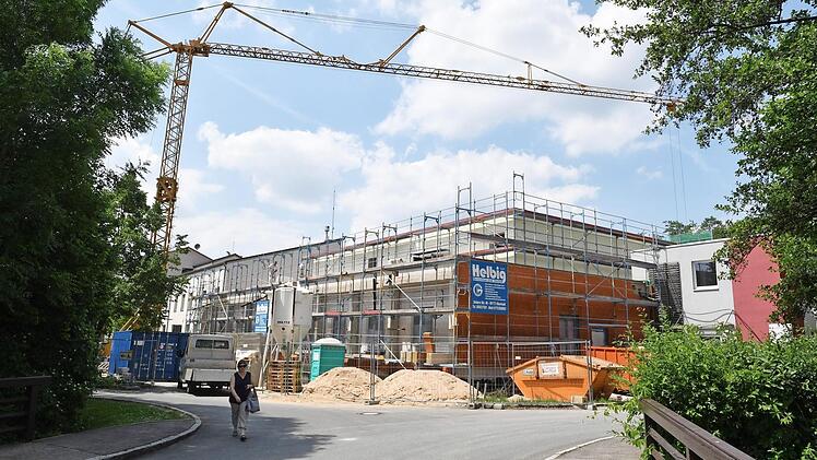 Zurzeit läuft ein großes Bauprojekt an der Juraklinik in Scheßlitz mit drei OP-Sälen, Aufwachraum mit zwölf Betten, Neu-/Umbau der Zentralaufnahme und Schockraum. Die Gesamtfertigstellung ist für Ende 2018 vorgesehen, der OP-Bereich soll bereits im Januar 2018 in Betrieb gehen.  Archivbild: Ronald Rinklef