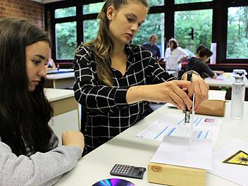In einem Experiment können die Schüler mit Hilfe eines Lasers herausfinden, wie viel Speicherplatz auf einer CD belegt ist.  Foto: Julia Raab