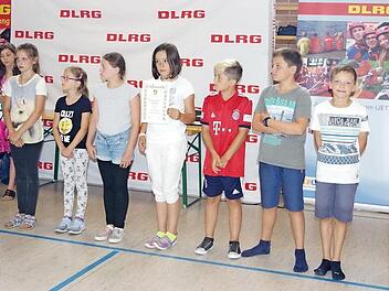 Bereits im dritten Jahr in Folgesiegte die Lucas-Cranach-Schule beimKreisentscheid Schwimmen der Grundschulen. DLRG-Schwimmtrainer Richard Bär und Rektorin Anita Neder ehrten die Mannschaft.  Fotos: hs