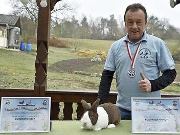 Bernd Schuhmann wurde mit seinem Kaninchen havannafarbig-weiß Europameister und Europachampion.  Foto: Gerold Snater