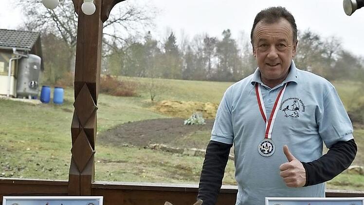 Bernd Schuhmann wurde mit seinem Kaninchen havannafarbig-weiß Europameister und Europachampion.  Foto: Gerold Snater
