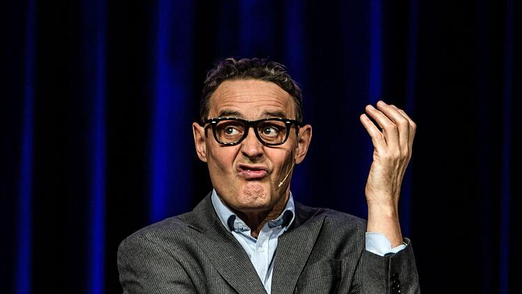 Heftigen Applaus verdiente sich das Trio TBC beim Gastspiel im ausverkauften Coburger Kongresshaus Rosengarten mit seinem satirischen Jahresrückblick.Foto: Jochen Berger