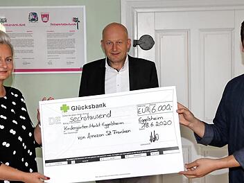 Geschäfts- und Standortleiter Hassan Mdeihli (r.) übergibt die Spende an Yvonne Dötzer und Claus Schwarzmann. Foto: Mathias Erlwein