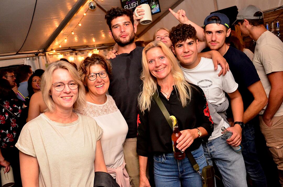 Party mit der Band "CAVELAND"