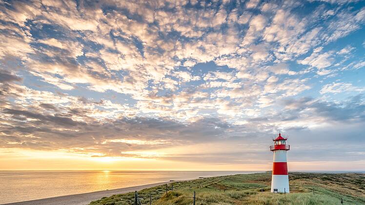 Roter Leuchtturm auf der Insel Sylt in Nordfriesland, Schleswig-Holstein, Deutschland