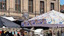 Der Vespa Club Erlangen stellt betagte Zweitakter aus.