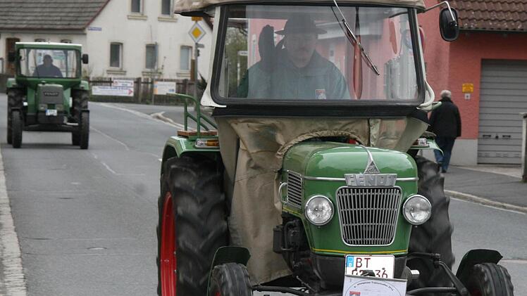 Die Traktorfreunde Altenplos zogen beim Georgimarkt wieder die Blicke auf sich.