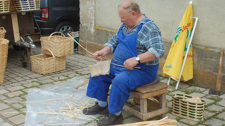 Einer der letzten seiner Zunft: Spankorbmacher Werner Herold aus Mistelfeld beherrscht noch dieses alte Handwerk.