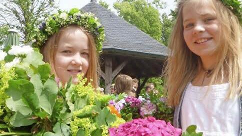 Paula Täuber (rechts) und Ida Vorndrann haben sich für den Bogentanz bestens vorbereitet.